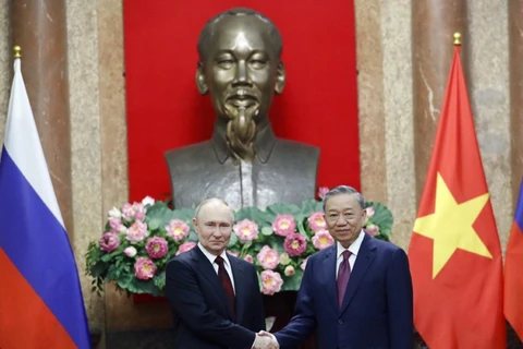 Chủ tịch nước Tô Lâm và Tổng thống Liên bang Nga Vladimir Putin chụp ảnh chung tại Phủ Chủ tịch, trưa 20/6/2024. (Ảnh: Nhan Sáng/TTXVN)