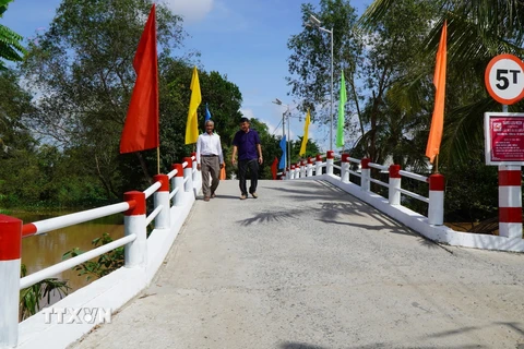 Cầu Ngã Ba Bà Khôi trên địa bàn huyện Châu Thành do ông Nguyễn Văn Bé Hai vận động được hơn 600 triệu đồng để xây dựng. (Ảnh: Nhựt An/TTXVN)