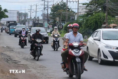 Tuyến Quốc lộ 62 hiện đã quá tải do lưu lượng giao thông ngày càng tăng cao, mặt đường nhỏ hẹp, nhiều đoạn xuống cấp nghiêm trọng. (Ảnh: Bùi Giang/ TTXVN)