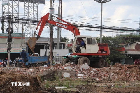 Thi công đường dẫn cầu Rạch Miễu 2, phía huyện Châu Thành, tỉnh Tiền Giang. (Ảnh: Minh Trí/TTXVN)