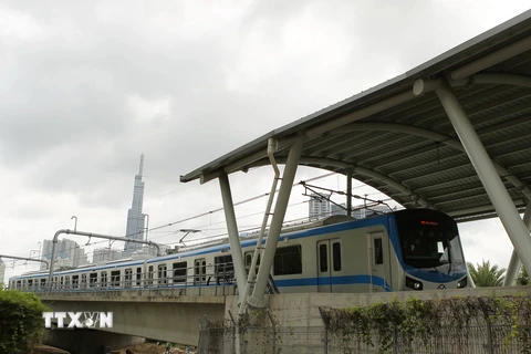 Đoàn tàu đầu tiên của tuyến Metro số 1 (Bến Thành-Suối Tiên) chạy thử nghiệm. (Ảnh: Thanh Vũ/TTXVN)