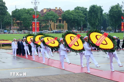 Các đồng chí lãnh đạo, nguyên lãnh đạo Đảng, Nhà nước đặt vòng hoa và vào Lăng viếng Chủ tịch Hồ Chí Minh. (Ảnh: An Đăng/TTXVN)