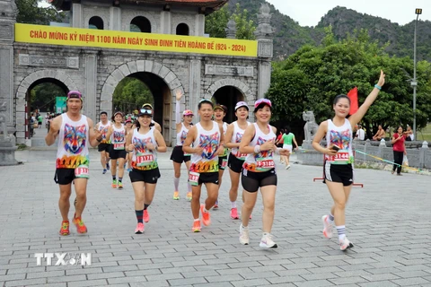 Các vận động viên tham gia Giải chạy “Hoa Lư Marathon 2024 - Miền đất di sản thiên niên kỷ”. (Ảnh: Thùy Dung/ TTXVN)