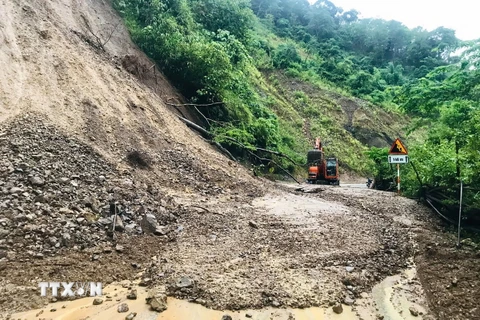 Điểm sạt lở ta-luy dương gây tắc đường tại Km113 +240, Quốc lộ 12. (Ảnh: TTXVN phát)