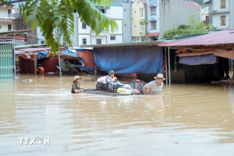 Các lực lượng chức năng hỗ trợ người dân trong bão số 3 tại Lạng Sơn. (Ảnh: TTXVN phát)