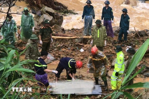 Tìm thấy nạn nhân trong vụ xe khách bị cuốn trôi tại xã Ca Thành, huyện Nguyên Bình, tỉnh Cao Bằng. (Ảnh: TTXVN phát)