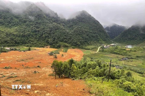 Hiện trường vụ 2 chiếc xe ôtô bị nước lũ, đất đá cuốn trôi khiến nhiều người mất tích tại xã Ca Thành, huyện Nguyên Bình, tỉnh Cao Bằng. (Ảnh: TTXVN phát)