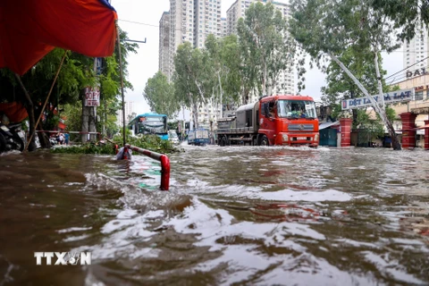 Nước lũ dâng cao gây ngập lụt tại khu vực đường 70, Thanh Trì, Hà Nội. (Ảnh: Minh Hiếu/TTXVN)