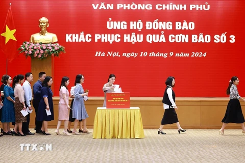 Cán bộ, công chức, viên chức, người lao động Văn phòng Chính phủ ủng hộ đồng bào khắc phục hậu quả cơn bão số 3. (Ảnh: Dương Giang/TTXVN)