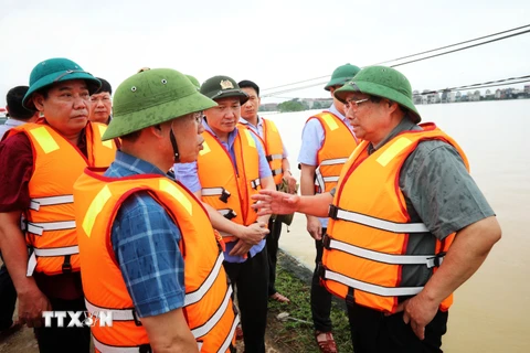 Thủ tướng Phạm Minh Chính kiểm tra khu vực cầu Đá, thôn Hạ Lát, xã Tiên Sơn, huyện Việt Yên. (Ảnh: Danh Lam/TTXVN)