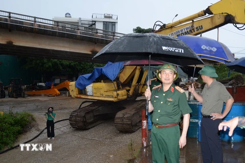 Trung tướng Nguyễn Quốc Duyệt, Ủy viên Ban Thường vụ Thành ủy, Tư lệnh Bộ Tư lệnh Thủ đô Hà Nội kiểm tra khu vực cầu Cầu Trung Hà bắc qua sông Đà, nối huyện huyện Ba Vì, Hà Nội với huyện Tam Nông, Phú Thọ. (Ảnh: TTXVN phát)