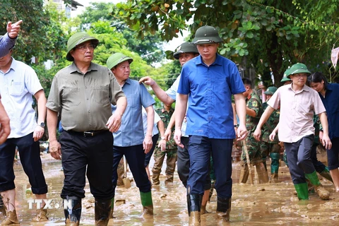 Thủ tướng Phạm Minh Chính kiểm tra công tác khắc phục hậu quả do ảnh hưởng do mưa lũ gây ra tại thành phố Yên Bái. (Ảnh: Dương Giang/TTXVN)