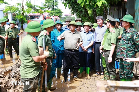 Thủ tướng kiểm tra công tác khắc phục hậu quả mưa lũ tại thành phố Yên Bái. (Ảnh: Dương Giang/TTXVN)