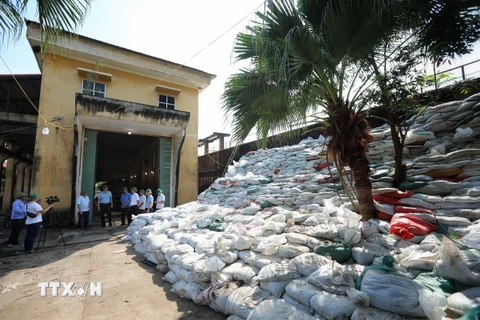 Sử dụng bao cát để chèn, chống đỡ tường bể xả Trạm bơm Cống Bún. (Ảnh: Danh Lam/TTXVN)