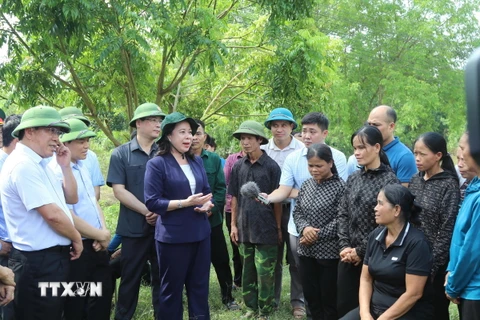 Phó Chủ tịch nước Võ Thị Ánh Xuân thăm hỏi, động viên người dân bị thiệt hại do bão số 3 tại huyện Hữu Lũng, tỉnh Lạng Sơn. (Ảnh: Quang Duy/ TTXVN)