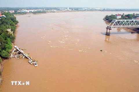 Hiện trường cầu Phong Châu bị sập. (Ảnh: Tạ Toàn/TTXVN)