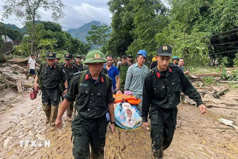 Lực lượng công an cứu hộ, cứu nạn người dân xã Tân Dương, huyện Bảo Yên, tỉnh Lào Cai. (Ảnh: TTXVN)