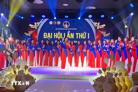 Ban chấp hành Câu lạc bộ di sản áo dài Việt Nam tại Cộng hòa Séc nhiệm kỳ 2024-2029 ra mắt. (Ảnh: Ngọc Long/ TTXVN)