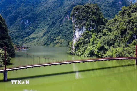 Khung cảnh thiên nhiên tuyệt đẹp ở cầu treo Pa Phông. (Ảnh: Xuân Tư/TTXVN)