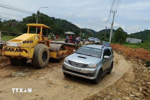 Đường tránh tạm bằng đá cấp phối thay thế vị trí sạt lở trên đường ĐT.721 (đoạn qua xã Đạ Lây, huyện Đạ Tẻh, Lâm Đồng) đã cơ bản hoàn thành. (Ảnh: TTXVN phát)