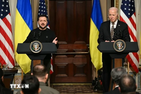 Tổng thống Mỹ Joe Biden (phải) và Tổng thống Ukraine Volodymyr Zelensky trong cuộc gặp tại Nhà Trắng, Washington DC., ngày 12/12/2023. (Ảnh: AFP/TTXVN)