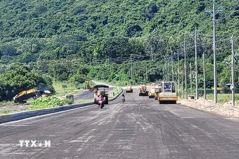 Dự án cải tạo, nâng cấp đường ven núi Minh Đạm, đoạn từ TL44A giáp khu du lịch Thùy Dương đến ngã ba Long Phù (đường ĐT994) vướng quy hoạch đất rừng, vướng bồi thường giải phóng mặt bằng. (Ảnh: Hoàng Nhị/ TTXVN)