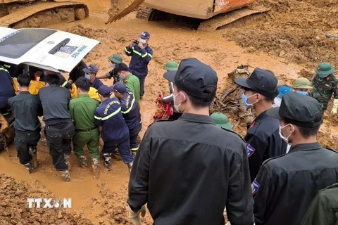 Cán bộ, chiến sỹ Công an tỉnh Hà Giang tìm thấy thi thể nạn nhân mất tích cuối cùng trong vụ sạt lở nghiêm trọng vào sáng 29/9 tại Quốc lộ 2, Km 51 thôn Nậm Buông, xã Việt Vinh, huyện Bắc Quang. (Ảnh: TTXVN phát)