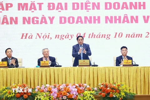 Thủ tướng Phạm Minh Chính gặp mặt đại diện doanh nghiệp nhân Ngày Doanh nhân Việt Nam (13/10). (Ảnh: Dương Giang/TTXVN)