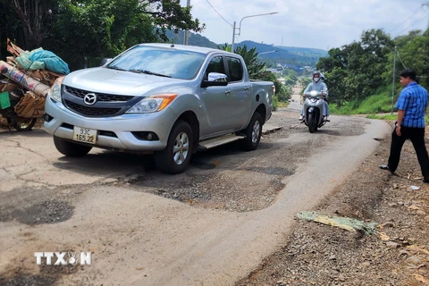 Đường tỉnh lộ huyết mạch nối vào khu bảo tồn văn hóa Sóc Bom Bo (tỉnh Bình Phước) xuống cấp nghiêm trọng, gây nguy hiểm cho người tham gia giao thông. (Ảnh: Đậu Tất Thành/ TTXVN)