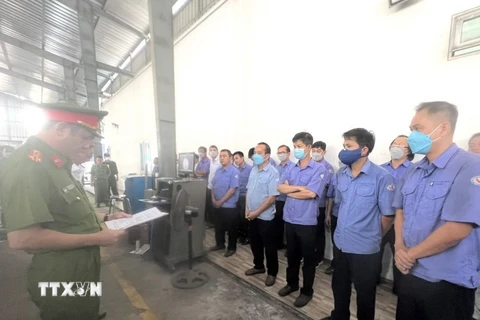 Cơ quan Công an tỉnh Đồng Nai công bố lệnh bắt, khám xét nơi làm việc của các đối tượng tại Trung tâm đăng kiểm 60-04D. (Ảnh: TTXVN phát)