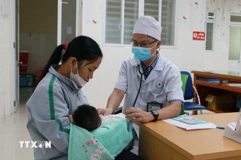 Trẻ được bác sỹ khám sàng lọc trước khi thực hiện tiêm vaccine 6 trong 1 tại Bệnh viện Nhi đồng Đồng Nai. (Ảnh: Lê Xuân/TTXVN)