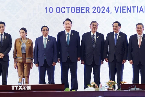 Thủ tướng Phạm Minh Chính cùng Trưởng đoàn các nước ASEAN và Thủ tướng Trung Quốc Lý Cường; Tổng thống Yoon Suk Yeol và Thủ tướng Nhật Bản Ishiba Shigeru chụp ảnh chung. (Ảnh: Dương Giang/TTXVN)