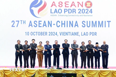 Thủ tướng Phạm Minh Chính cùng Trưởng đoàn các nước ASEAN và Thủ tướng Trung Quốc Lý Cường chụp ảnh chung. (Ảnh: Dương Giang/TTXVN)