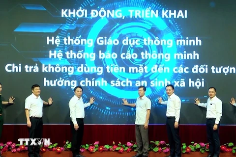 Phó Chủ tịch Ủy ban Nhân dân tỉnh Yên Bái Ngô Hạnh Phúc cùng các đại biểu khởi động, triển khai các tiện ích giáo dục thông minh, không dùng tiền mặt cho các đối tượng chính sách trên địa bàn tỉnh. (Ảnh: TTXVN phát)