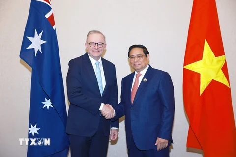 Thủ tướng Phạm Minh Chính gặp Thủ tướng Australia Anthony Albanese. (Ảnh: Dương Giang/TTXVN)