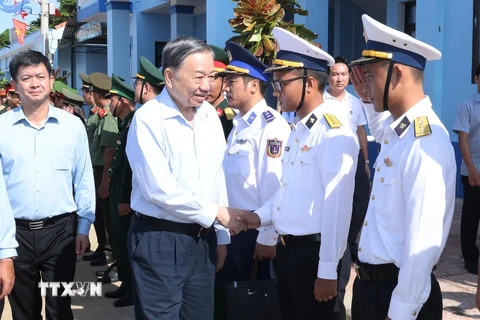 Tổng Bí thư, Chủ tịch nước Tô Lâm với cán bộ, chiến sỹ lực lượng vũ trang làm nhiệm vụ tại huyện đảo Cồn Cỏ, tỉnh Quảng Trị. (Ảnh: Lâm Khánh/ TTXVN)