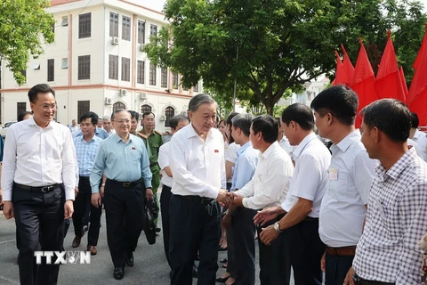 Tổng Bí thư, Chủ tịch nước Tô Lâm với cử tri huyện Văn Giang, tỉnh Hưng Yên. (Ảnh: Trí Dũng/TTXVN)