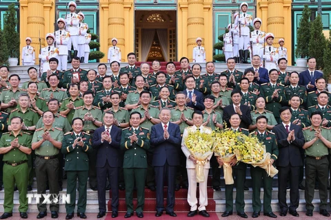 Tổng Bí thư, Chủ tịch nước Tô Lâm, Bí thư Quân uỷ Trung ương với các đồng chí lãnh đạo Bộ Quốc phòng và Bộ Công an. (Ảnh: Lâm Khánh/ TTXVN)