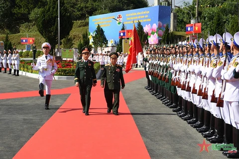 Đại tướng Phan Văn Giang và Đại tướng Chansamone Chanyalath duyệt đội danh dự Quân đội Nhân dân Việt Nam. ( Nguồn: Báo Quân đội Nhân dân)