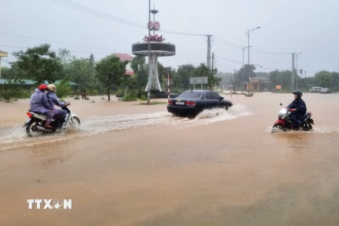 Mưa lớn do ảnh hưởng của bão số 6 gây ngập đường ở xã Cam Thành, huyện Cam Lộ, tỉnh Quảng Trị. (Ảnh: Nguyên Lý/TTXVN)