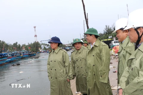 Bí thư Tỉnh ủy Quảng Ngãi Bùi Thị Quỳnh Vân kiểm tra công tác ứng phó bão số 6 tại khu vực biển huyện Bình Sơn. (Ảnh: Đinh Hương/ TTXVN)