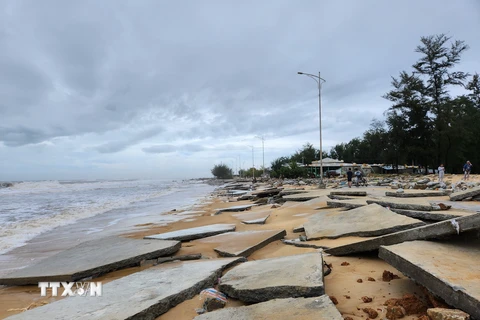 Tuyến đường nội bộ ven biển ở bãi tắm Phú Thuận bị sóng biển đánh hư hỏng. (Ảnh: Tường Vi/TTXVN)