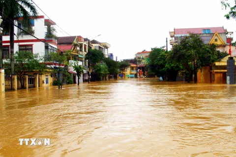 Một điểm các nhà dân bị ngập sâu tại trung tâm huyện Lệ Thủy, Quảng Bình. (Ảnh: Tá Chuyên/TTXVN)