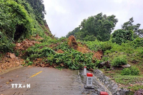 Một vị trí đất đá sạt lở gây ách tắc giao thông trên địa bàn tỉnh Quảng Bình. (Ảnh: TTXVN phát)