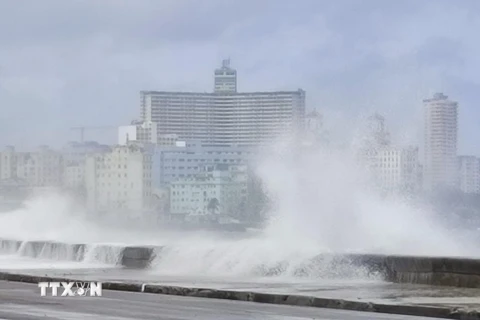 Sóng lớn tràn qua đê biển Malecon bảo vệ thủ đô La Habana. (Ảnh: Mai Phương/ TTXVN)