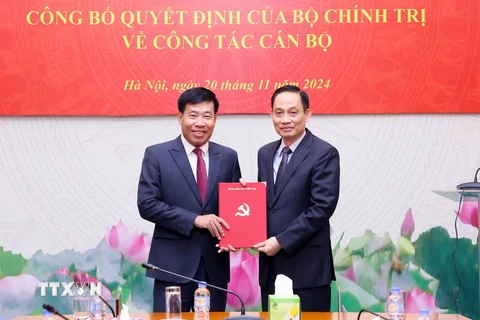 Ông Lê Hoài Trung, Bí thư Trung ương Đảng, Trưởng ban Đối ngoại Trung ương trao Quyết định của Bộ Chính trị phân công đồng chí Nguyễn Mạnh Cường giữ chức Phó Trưởng Ban Đối ngoại Trung ương. (Ảnh: Phạm Kiên/TTXVN)