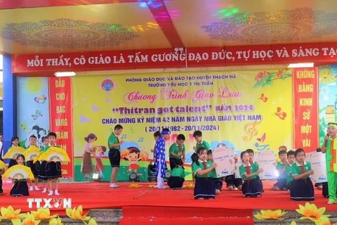 Học sinh trường Tiểu học 1 Thị trấn Thạch Hà (Thạch Hà, Hà Tĩnh) biểu diễn Dân ca Ví, Giặm tại Hội diễn văn nghệ chào mừng ngày 20/11. (Ảnh: TTXVN phát)