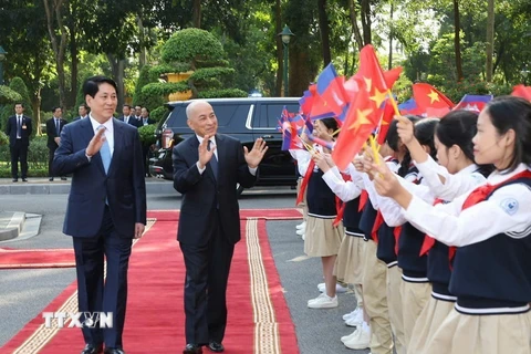 Thiếu nhi Thủ đô chào đón Quốc vương Campuchia Norodom Sihamoni thăm cấp Nhà nước tới Việt Nam. (Ảnh: Lâm Khánh/TTXVN)