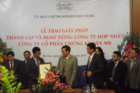 SSC trao Giấy phép hợp nhất hai Công ty Chứng khoán MB và Công ty Chứng khoán VIT. (Ảnh: Vietnam+)