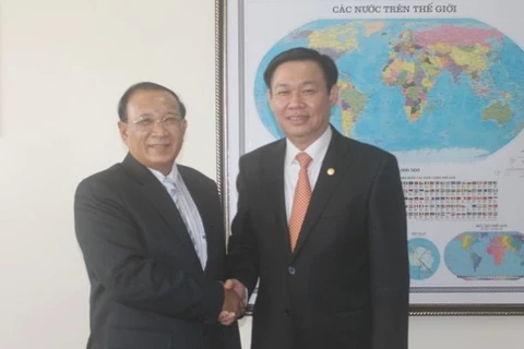 Trưởng Ban Kinh tế Trung ương Vương Đình Huệ làm việc với Bộ trưởng Bộ Tài chính Lào Liane Thy-keo. (Ảnh: Thanh Liêm)